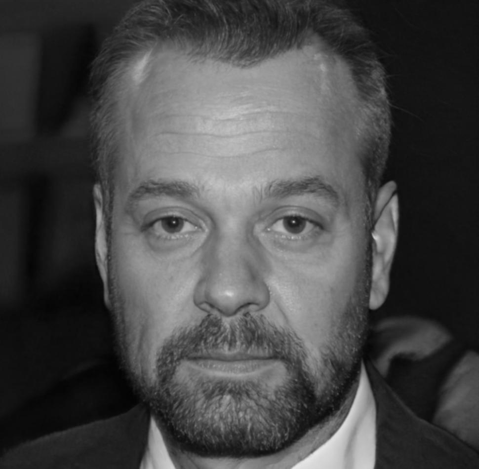 Portrait of Darren Fitzwilliam, financial communication instructor